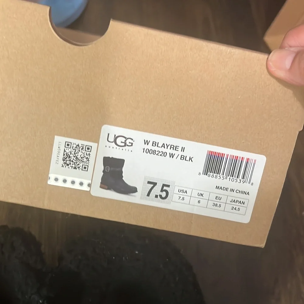 UGG- Blayne II water resistant boots round toe - Picture 4 of 8